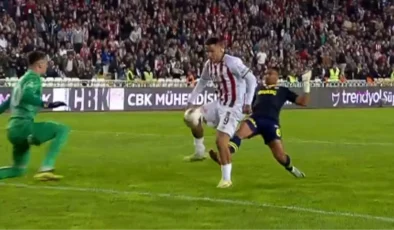 Penaltı mı değil mi? Ünlü yorumcular, Sivasspor-Fenerbahçe maçındaki pozisyonda aynı fikirde birleşti