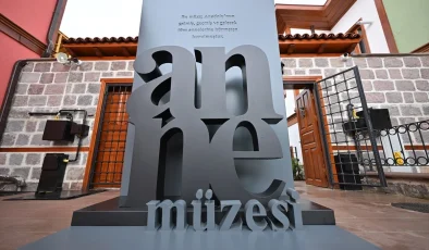 Annelik Temalı Sanat Eserlerinin Sergilendiği Anne Müzesi Ziyaretçilerini Ağırlıyor