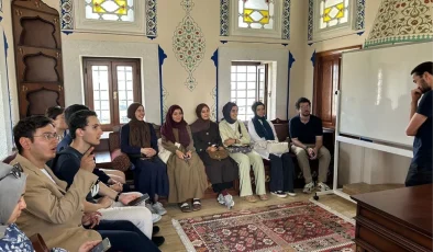 Fransız öğrenciler İstanbul’da Süleymaniye Camii’ni ziyaret etti