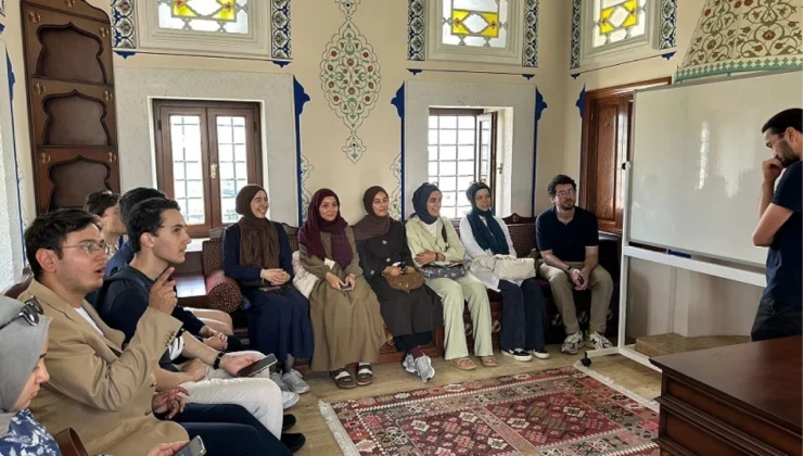 Fransız öğrenciler İstanbul’da Süleymaniye Camii’ni ziyaret etti