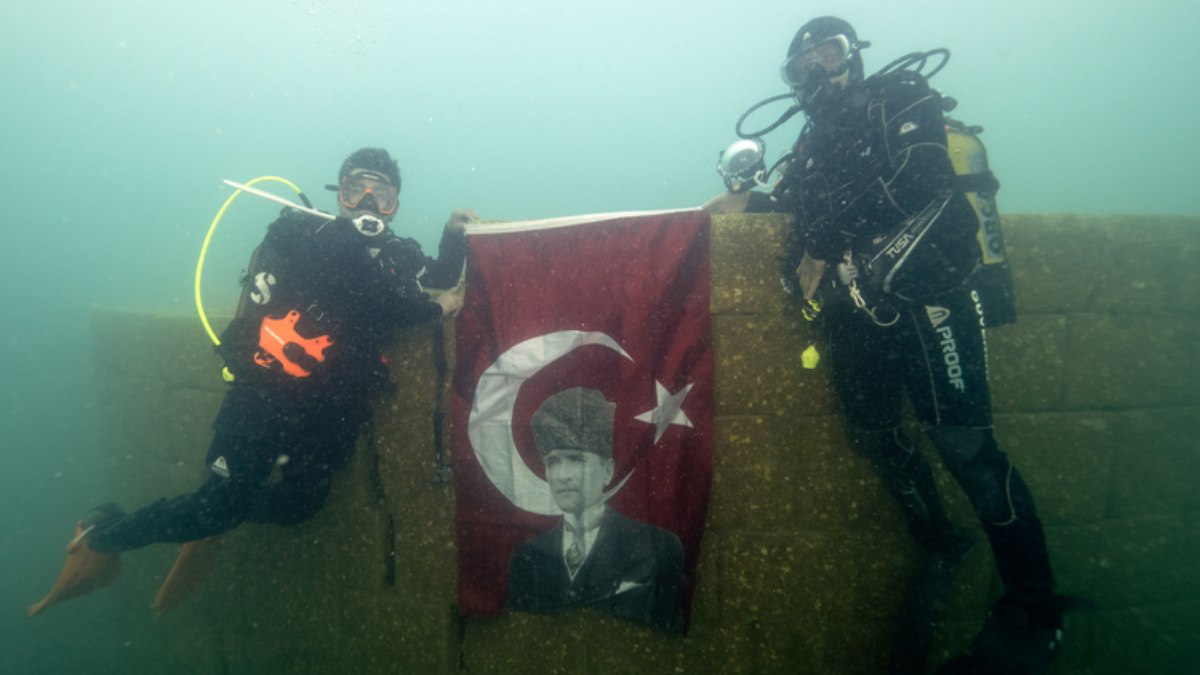 Van Gölü’nün derinliklerinde 29 Ekim kutlaması