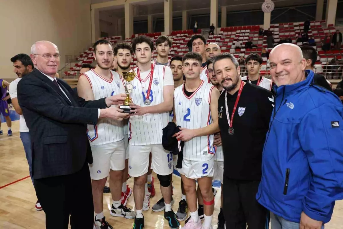Odunpazarı Belediye Başkanı Kazım Kurt, Play-Off Finalinde Taraftarların İlgi Odağı Oldu