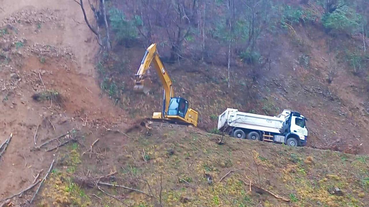 Giresun’da heyelan nedeniyle köy yolu ulaşıma kapandı