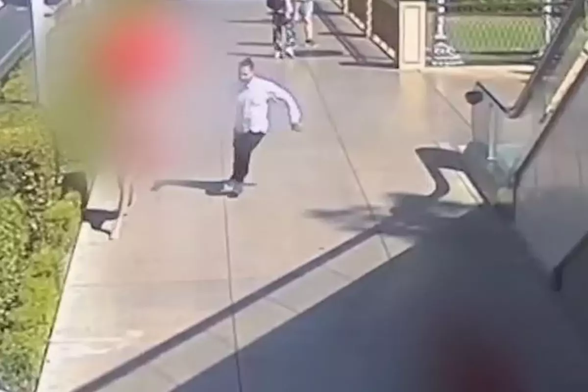 Kıyafeti ile dalga geçen iki kişiyi öldürdü