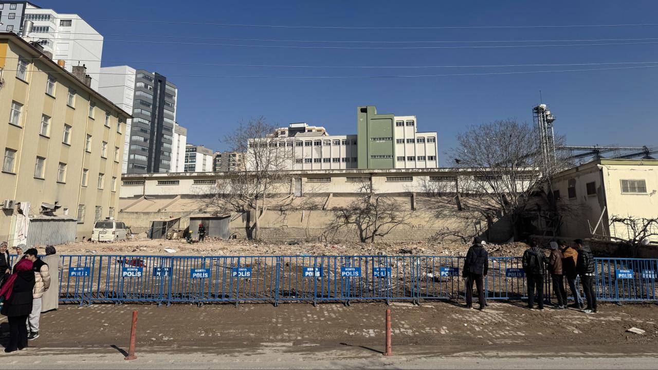 Konya’da çöken binanın bulunduğu cadde yeniden trafiğe açıldı