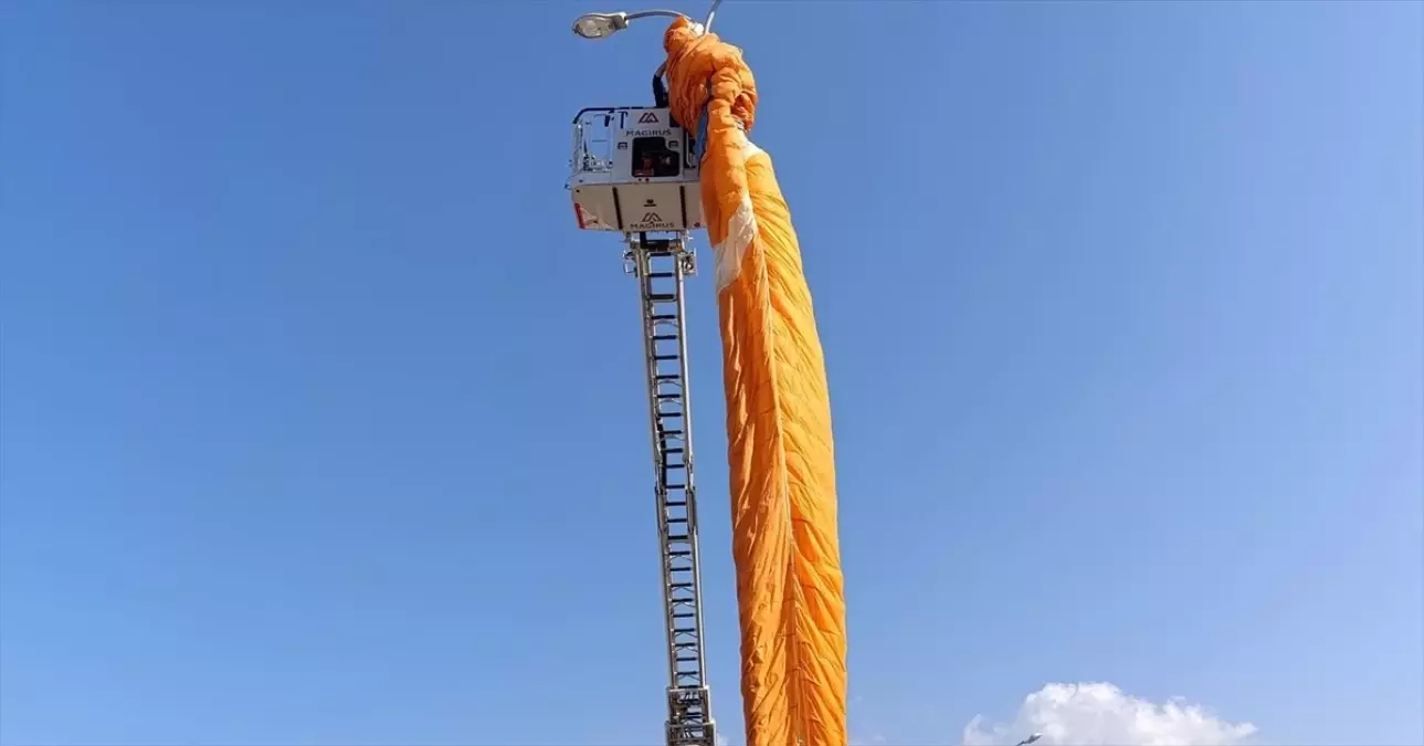 Yamaç Paraşütçüsü Aydınlatma Direğine Takıldı
