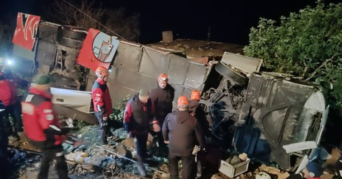 Yolcu otobüsü uçuruma yuvarlandı: 1 ölü, 32 yaralı!