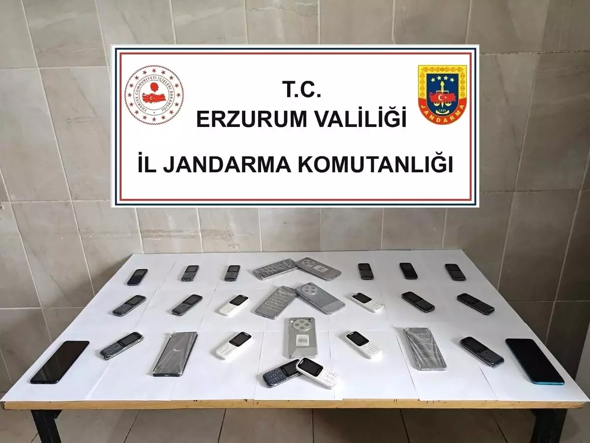 Erzurum’da Kaçak Telefon ve Taklit Tişört Ele Geçirildi