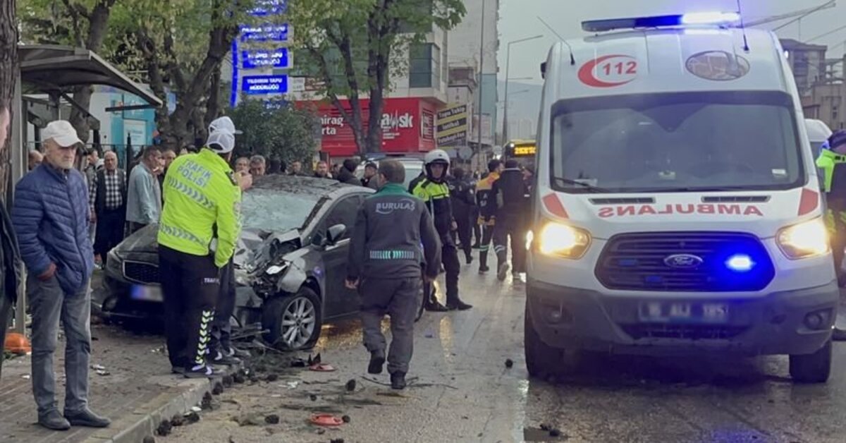 Otomobil durakta bekleyenlere çarptı: 6 yaralı
